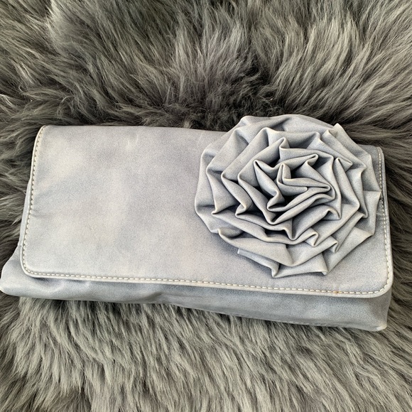 👛 Chinese Laundry Flower Clutch - Picture 1 of 3